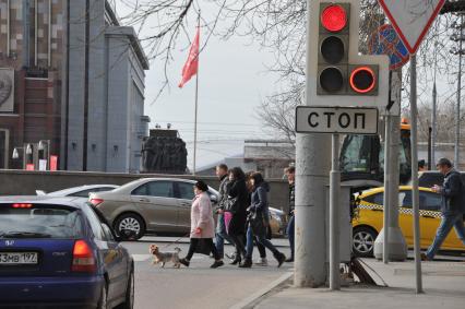 Москва.  Первый светофор с красным поворотом, появившийся  на пересечении дублера проспекта Мира и улицы Касаткина.