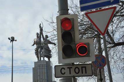 Москва.  Первый светофор с красным поворотом, появившийся  на пересечении дублера проспекта Мира и улицы Касаткина.