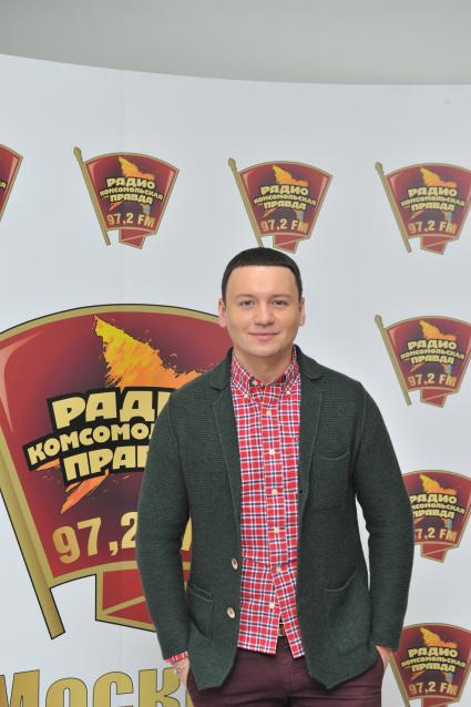 Москва. Актер театра и кино Александр Олешко на радио `Комсомольская правда`.