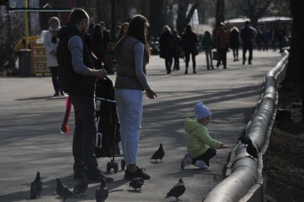 Москва. Девочка кормит голубей в Парке Горького.