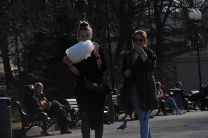 Москва.  Девушки едят сахарную вату   в Парке Горького.