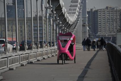 Москва. Велотакси на Крымском мосту.