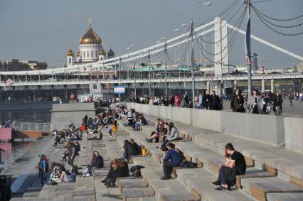 Москва.  Жители города отдыхают на Пушкинской набережной Парка Горького.