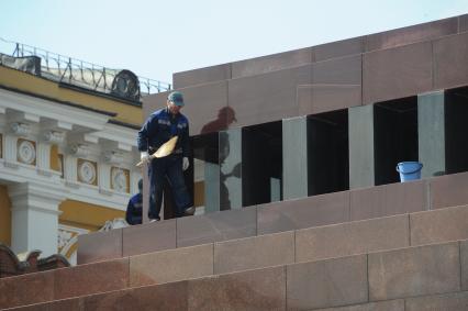 Москва.  Рабочий чистит фасад Мавзолея В.И.Ленина на Красной площади.