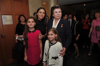 Москва. Первая женщина-космонавт Валентина Терешкова с певицей Алсу и ее дочками Сафиной (старшая) и Микеллой (младшая) в Московском планетарий накануне 55-летия полета Юрия Гагарина в космос.