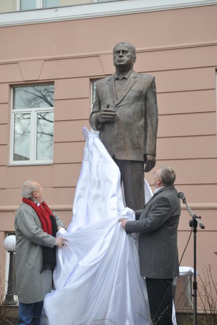 Москва.  Лидер ЛДПР Владимир Жириновский (справа) и скульптор Зураб Церетели на церемонии открытия трехметровой скульптуры В. Жириновского во дворе Института мировых цивилизаций.