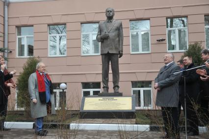 Москва.  Лидер ЛДПР Владимир Жириновский (справа) и скульптор Зураб Церетели на церемонии открытия трехметровой скульптуры В. Жириновского во дворе Института мировых цивилизаций.