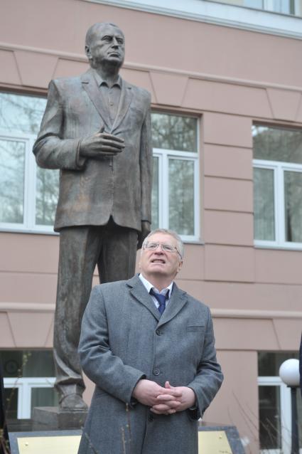 Москва. Лидер ЛДПР Владимир Жириновский на церемонии открытия своей трехметровой скульптуры работы скульптора Зураба Церетели во дворе Института мировых цивилизаций.