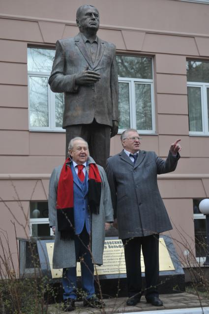 Москва. Лидер ЛДПР Владимир Жириновский (справа) и скульптор Зураб Церетели на церемонии открытия трехметровой скульптуры В. Жириновского во дворе Института мировых цивилизаций.