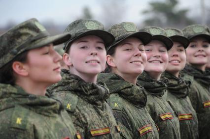 Алабино. Сводный парадный  расчет  женщин-военнослужащих Военного университета Минобороны и Вольского военного института материального обеспечения на  репетиции военного парада, посвященного 71-й годовщине Победы в Великой Отечественной войне.