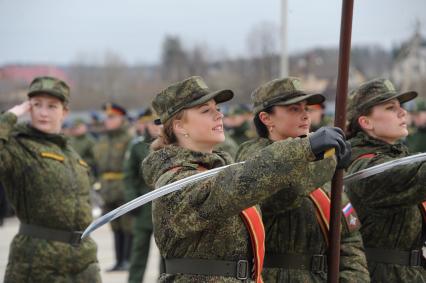 Алабино. Сводный парадный  расчет  женщин-военнослужащих Военного университета Минобороны и Вольского военного института материального обеспечения на  репетиции военного парада, посвященного 71-й годовщине Победы в Великой Отечественной войне.