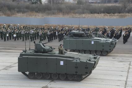 Алабино. БМП механизированной колонны войск на репетиции военного парада, посвященного 71-й годовщине Победы в Великой Отечественной войне.