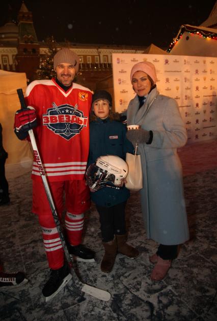 Диск 159.Звёздный хоккей на Красной площади 100 дней до чемпионата мира по хоккею в Москве и Санкт-Петербурге актер Павел Трубинер с женой  Ольгой Мухортовой и сыном