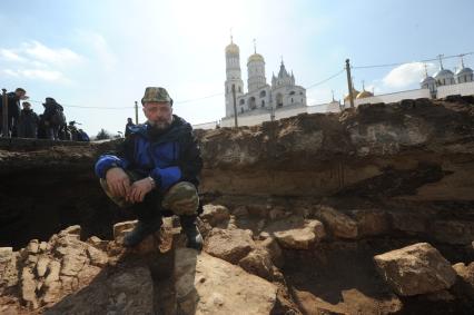 Москва. Археологи ведут раскопки  в Кремле на Ивановской площади на месте снесенного 14-го корпуса.