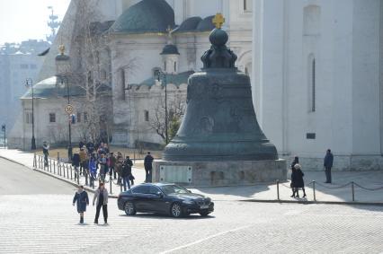 Москва. Царь-колокол  в Кремле на Ивановской площади.