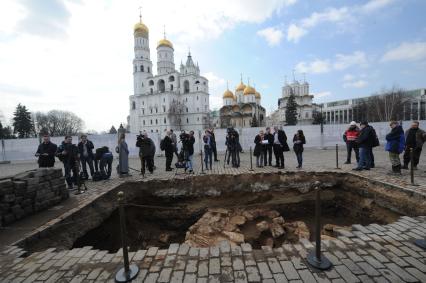 Москва. Археологи ведут раскопки  в Кремле на Ивановской площади на месте снесенного 14-го корпуса.