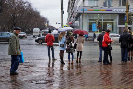 Екатеринбург.  Прохожие под дождем на улице города.