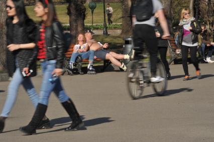 Москва. Жители города в Парке Горького.