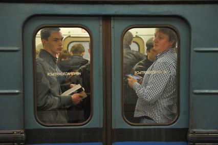 Москва.   Пассажиры  в переполненном вагоне электропоезда в метро.