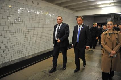 Москва. Начальник Московского метрополитена Дмитрий Пегов и генеральный директор Федерального космического агентства `Роскосмос` Игорь Комаров (слева направо) на церемонии запуска тематического поезда, оформленного ко Дню космонавтики и посвященного 55-летию со дня первого полета человека в космос, на станции метро `Полежаевская`.