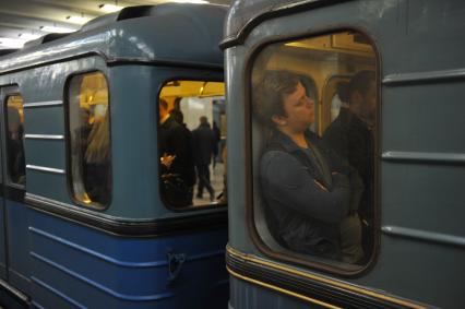 Москва.   Пассажиры в вагоне поезда в метро.