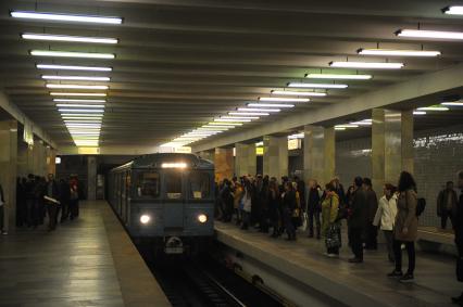 Москва. Пассажиры на платформе станции метро `Полежаевская`.