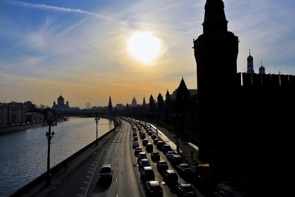 Москва.  Автомобильное движение на Кремлевской набережной.