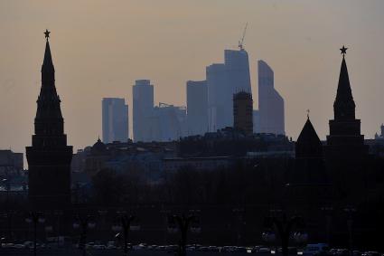 Москва.    Вид на башни Кремля и Московский международный деловой центр (ММДЦ) `Москва-Сити` с Большого Москворецкого моста.