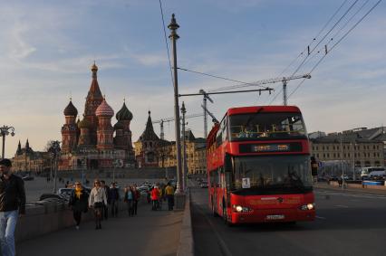 Москва.  Двухэтажный экскурсионный автобус  на Большом Москворецком мосту.