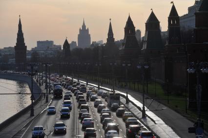 Москва.  Автомобильное движение на Кремлевской набережной.