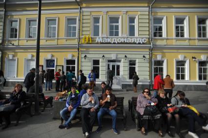 Москва. Жители города  в Климентовском переулке.