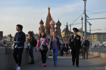 Москва.   Молодые люди на Большом Москворецком мосту.