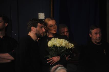 Москва. Балерина Анастасия Волочкова на церемонии прощания с актером Альбертом Филозовым в здании театра `Школа Современной пьесы`.