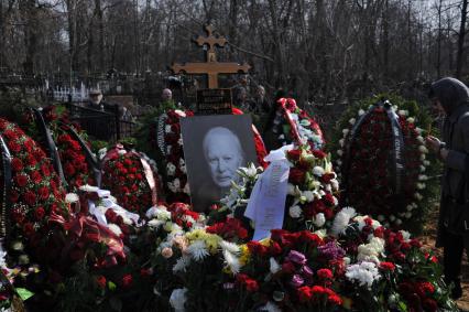 Москва.   Похороны актера  Альберта Филозова на Ваганьковском кладбище.