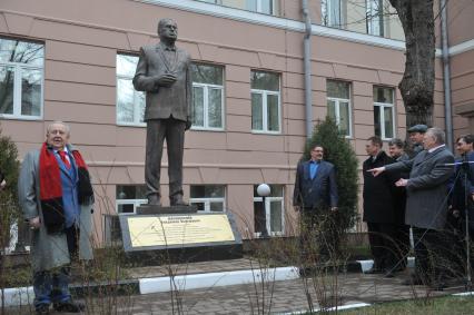 Москва.  Лидер ЛДПР Владимир Жириновский (справа) и скульптор Зураб Церетели на церемонии открытия трехметровой скульптуры В. Жириновского во дворе Института мировых цивилизаций.