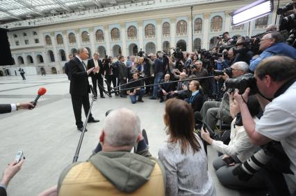 Москва.   Президент РФ Владимир Путин (слева) отвечает на вопросы журналистов после ежегодной специальной программы `Прямая линия с Владимиром Путиным` в Гостином дворе.