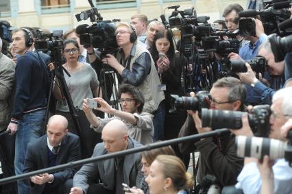 Москва.   Журналисты после ежегодной специальной программы `Прямая линия с Владимиром Путиным` в Гостином дворе.