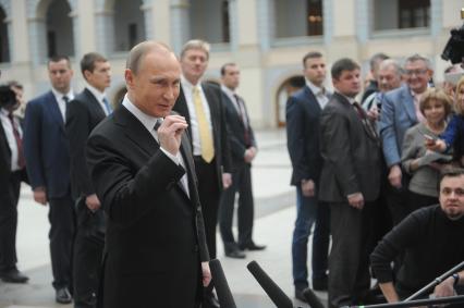 Москва. Президент РФ Владимир Путин отвечает на вопросы журналистов после ежегодной специальной программы `Прямая линия с Владимиром Путиным` в Гостином дворе.