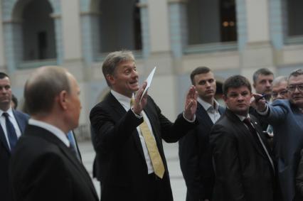 Москва. Пресс-секретарь президента РФ Дмитрий Песков (в центре) после ежегодной специальной программы `Прямая линия с Владимиром Путиным` в Гостином дворе.