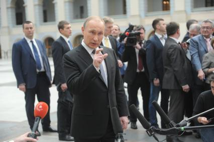 Москва. Президент РФ Владимир Путин отвечает на вопросы журналистов после ежегодной специальной программы `Прямая линия с Владимиром Путиным` в Гостином дворе.