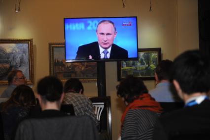 Москва.  Журналисты смотрят трансляцию ежегодной специальной программы `Прямая линия с Владимиром Путиным`.