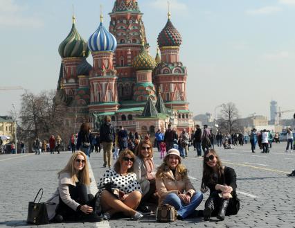 Москва. Туристки  отдыхают на Красной площади напротив Храма Василия Блаженного.