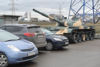 Московская область, г. Дзержинский.  Танк Т-62, припаркованный на территории  стрелкового клуба `Объект`.