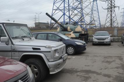 Московская область, г. Дзержинский.  Танк Т-62, припаркованный на территории  стрелкового клуба `Объект`.