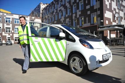 Москва. Автомобиль  Mitsubishi i-MiEV, оборудованый мобильными комплексами фотовидеофиксации `Паркрайт`, чтобы контролировать зону платной парковки.