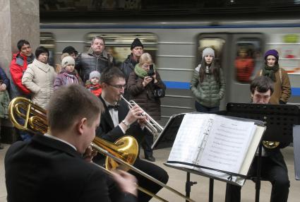 Нижний Новгород. Концерт живой музыки на станции метро `Горьковская` в рамках музыкального фестиваля `Другая музыка. Бах`.