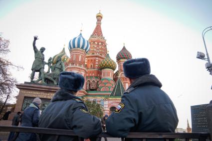 Москва. Полицейские на Красной площади у Храма Василия Блаженого