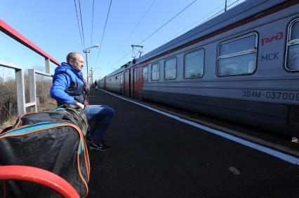 Московская область.  Пригородная электричка на одной из железнодорожных станций.