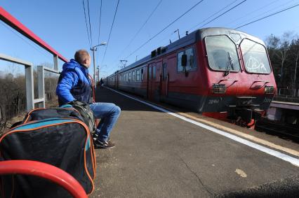 Московская область.  Пригородная электричка на одной из железнодорожных станций.