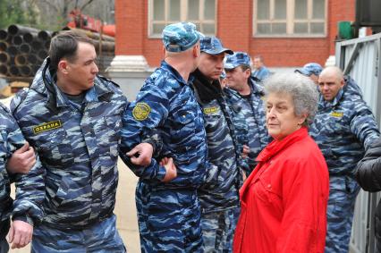 Москва. Жители  города протестуют против строительства многоэтажного дома  рядом с  парком `Дубки`.